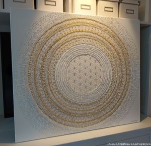 ... ZLATÁ MANDALA V BÍLÉ (peřině) ... - original, plátno 80x70cm, akryl s diamantovými křišťály